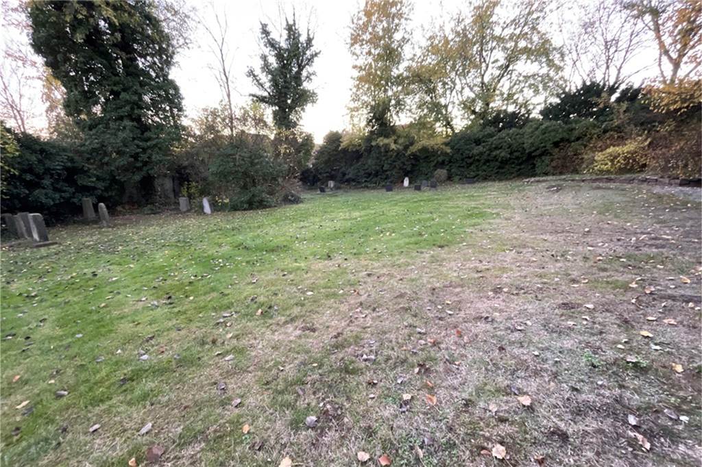 Jüdisches Leben: Seltene Aufnahme zeigt, wie die Synagoge aussah Der jüdische Friedhof in Castrop.