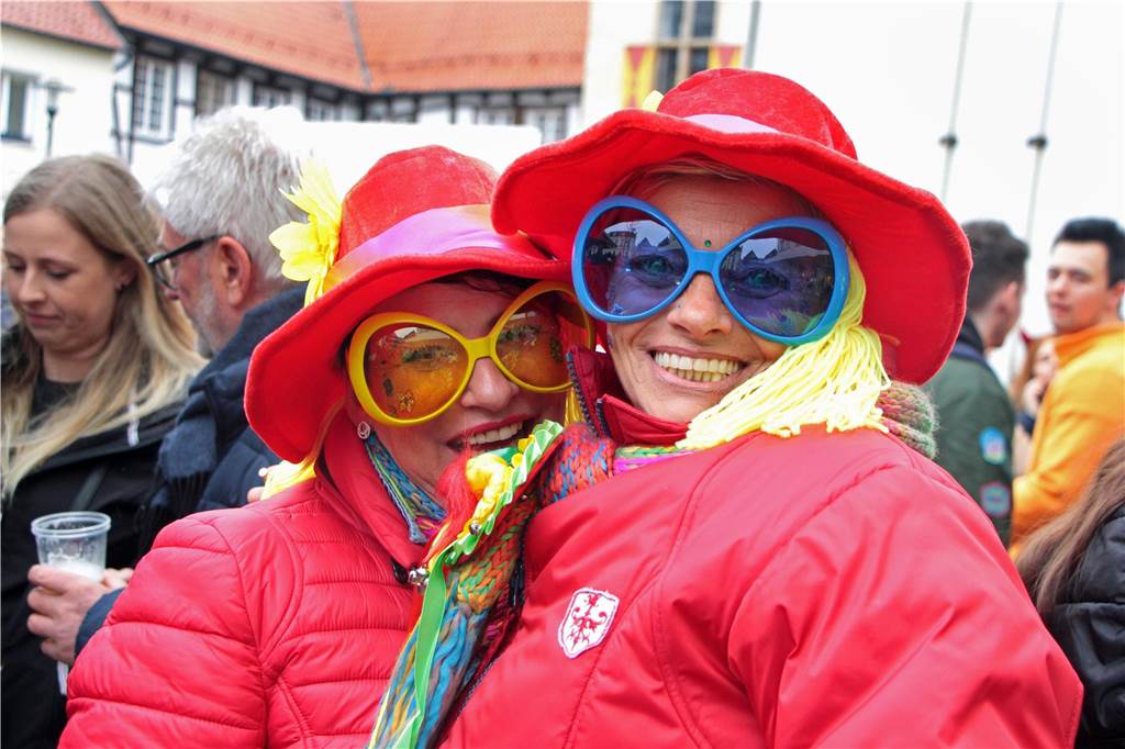 Umzug, Partys, Prinzenpaar – die wichtigsten Infos für Rosenmontag Zwei verkleidete Frauen lächeln beim Rosenmontagszug in Werne 2020 in die Kamera.