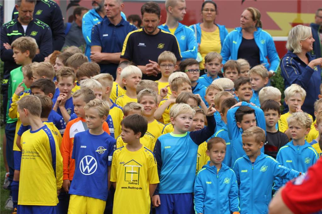 Toni Brockmeier zieht sich zurück: „Zeit für den Abschied gekommen“ Die Junioren des SV Herbern versammelt.