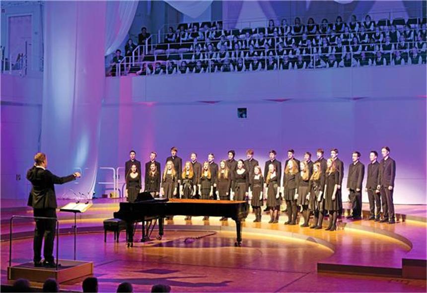 Der Jugendkonzertchor der Chorakademie hat (wie auf diesem Foto) auch schon a-cappella begeistert. Jetzt hat er zum ersten Mal Bachs Weihnachtsoratorium gesungen.Foto: Pascal Amos Rest