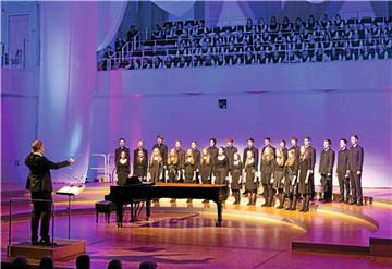 Der Jugendkonzertchor der Chorakademie hat (wie auf diesem Foto) auch schon a-cappella begeistert. Jetzt hat er zum ersten Mal Bachs Weihnachtsoratorium gesungen.Foto: Pascal Amos Rest
