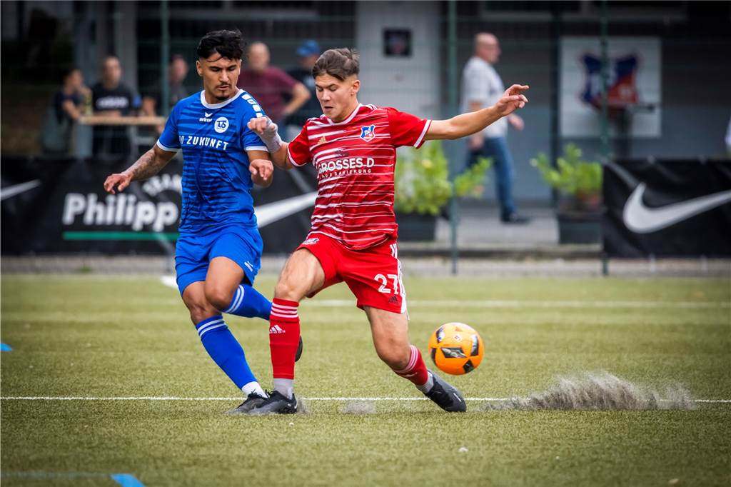 TuS Bövinghausen ist Spitzenreiter - Ennepetal sieht Schuld beim Referee, Tyrala widerspricht Der junge Duje Goles (r.) bekam diesmal beim TuS Bövinghausen gegen den TuS Ennepetal eine Chance von Beginn an.