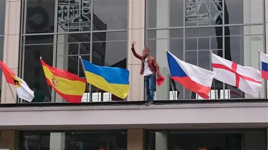 Junger Mann holt zum dritten Mal türkische Flagge vom Dach Der junge Flüchtling holte bereits zum dritten Mal die türkische Fahne vom Vordach des Hauptbahnhofs.