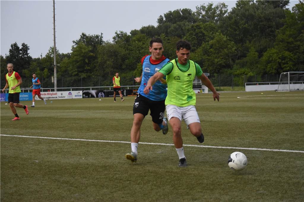 Der junge Leon Lücke und Neuzugang Luca Frenzel aus Alstedde im Kampf um den Ball.