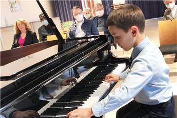 Der junge Musikschüler Jan-Philipp Wedel war der erste, der während der Einweihungsfeier des Flügels der Musikschule Selm am Instrument spielen durfte.