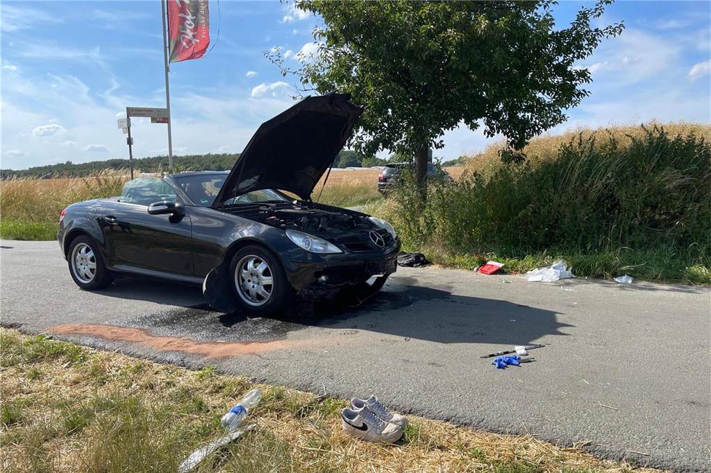 15-Jähriger nach schwerem Unfall in Lebensgefahr: Jugendlicher von Cabrio überrollt Der Junge wurde beim Unfall schwer verletzt und durch einen Rettungshubschrauber abtransportiert. Der Fahrer des Autos blieb laut Polizei unverletzt.