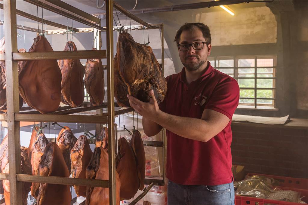 Stammt der Parma-Schinken eigentlich ursprünglich aus Westfalen? Der Juniorchef Henner von Gut Erpenbeck in der Räucherkammer