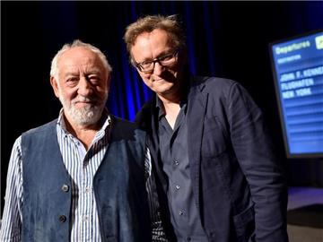Der Kabarettist Dieter Hallervorden und der Regisseur Frank Lüdecke (r) stellten in Berlin ihr neues eigenes Wühlmäuse-Ensemble vor. Foto: Britta Pedersen