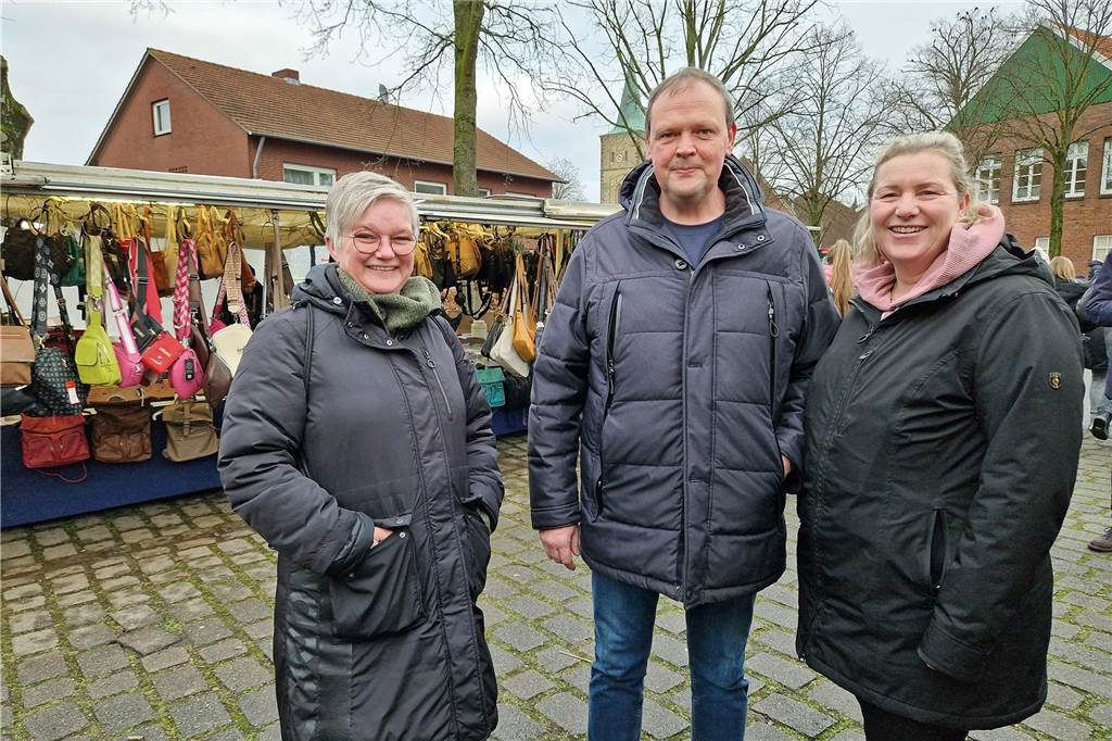 Der Kälte trotzend versammelten sich am Sonntag (12. Januar) viele Heeker auf dem Eppingschen Hof, um dort den Schlöffkenmarkt zu besuchen. Im Anschluss wartete ein gemütliches Beisammensein bei Kaffee und Kuchen.