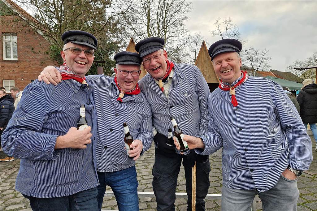 Der Kälte trotzend versammelten sich am Sonntag (12. Januar) viele Heeker auf dem Eppingschen Hof, um dort den Schlöffkenmarkt zu besuchen. Im Anschluss wartete ein gemütliches Beisammensein bei Kaffee und Kuchen.