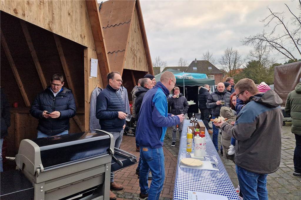 Der Kälte trotzend versammelten sich am Sonntag (12. Januar) viele Heeker auf dem Eppingschen Hof, um dort den Schlöffkenmarkt zu besuchen. Im Anschluss wartete ein gemütliches Beisammensein bei Kaffee und Kuchen.
