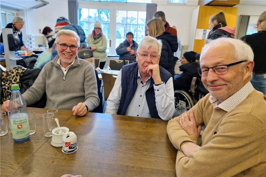 Der Kälte trotzend versammelten sich am Sonntag (12. Januar) viele Heeker auf dem Eppingschen Hof, um dort den Schlöffkenmarkt zu besuchen. Im Anschluss wartete ein gemütliches Beisammensein bei Kaffee und Kuchen.