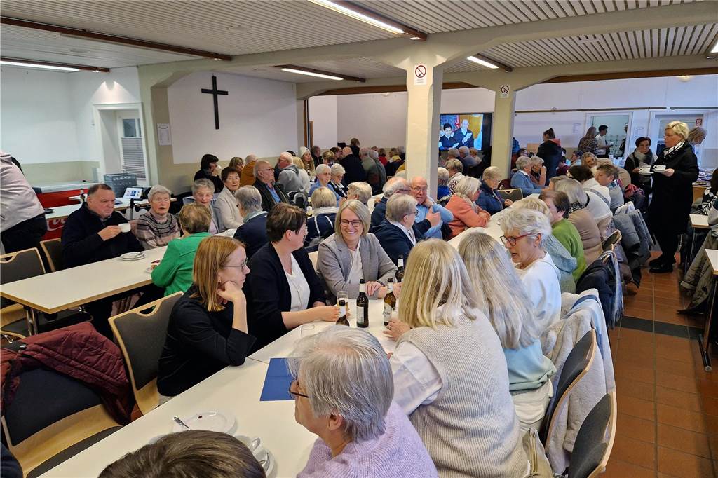 Der Kälte trotzend versammelten sich am Sonntag (12. Januar) viele Heeker auf dem Eppingschen Hof, um dort den Schlöffkenmarkt zu besuchen. Im Anschluss wartete ein gemütliches Beisammensein bei Kaffee und Kuchen.