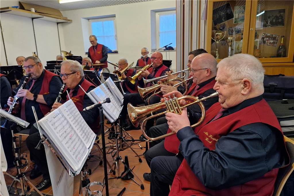 Der Kälte trotzend versammelten sich am Sonntag (12. Januar) viele Heeker auf dem Eppingschen Hof, um dort den Schlöffkenmarkt zu besuchen. Im Anschluss wartete ein gemütliches Beisammensein bei Kaffee und Kuchen.