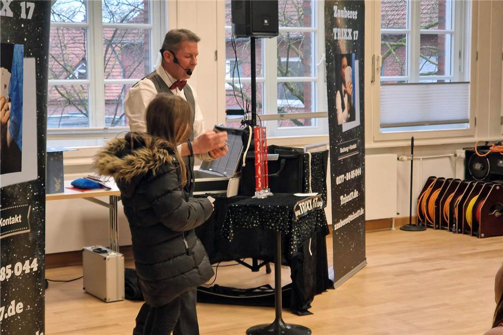Der Kälte trotzend versammelten sich am Sonntag (12. Januar) viele Heeker auf dem Eppingschen Hof, um dort den Schlöffkenmarkt zu besuchen. Im Anschluss wartete ein gemütliches Beisammensein bei Kaffee und Kuchen.
