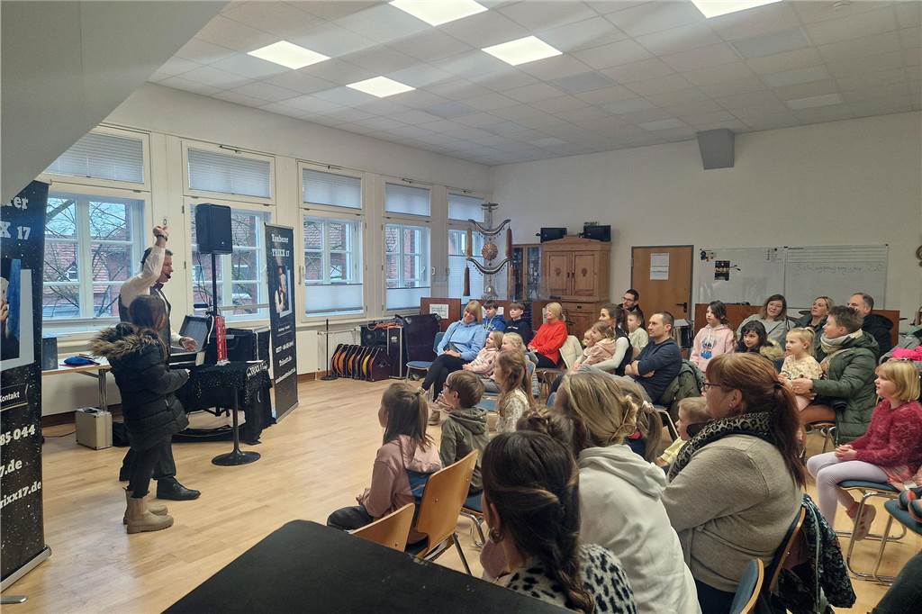 Der Kälte trotzend versammelten sich am Sonntag (12. Januar) viele Heeker auf dem Eppingschen Hof, um dort den Schlöffkenmarkt zu besuchen. Im Anschluss wartete ein gemütliches Beisammensein bei Kaffee und Kuchen.