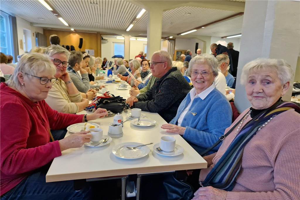 Der Kälte trotzend versammelten sich am Sonntag (12. Januar) viele Heeker auf dem Eppingschen Hof, um dort den Schlöffkenmarkt zu besuchen. Im Anschluss wartete ein gemütliches Beisammensein bei Kaffee und Kuchen.