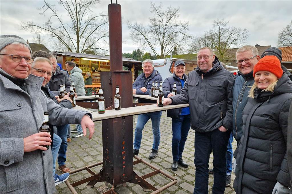 Der Kälte trotzend versammelten sich am Sonntag (12. Januar) viele Heeker auf dem Eppingschen Hof, um dort den Schlöffkenmarkt zu besuchen. Im Anschluss wartete ein gemütliches Beisammensein bei Kaffee und Kuchen.