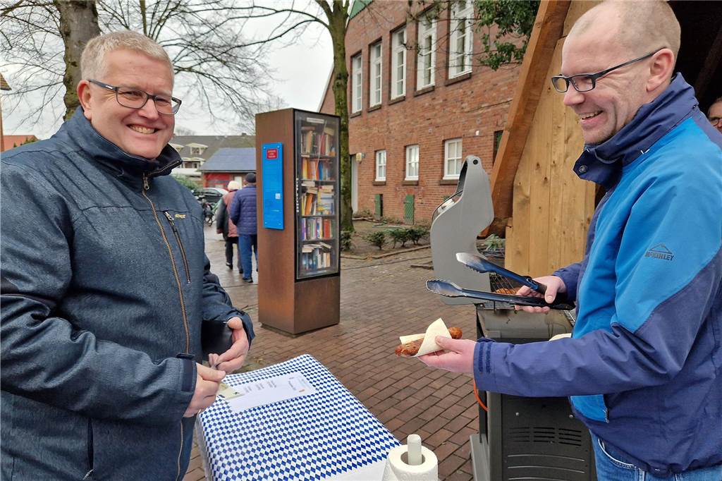 Der Kälte trotzend versammelten sich am Sonntag (12. Januar) viele Heeker auf dem Eppingschen Hof, um dort den Schlöffkenmarkt zu besuchen. Im Anschluss wartete ein gemütliches Beisammensein bei Kaffee und Kuchen.