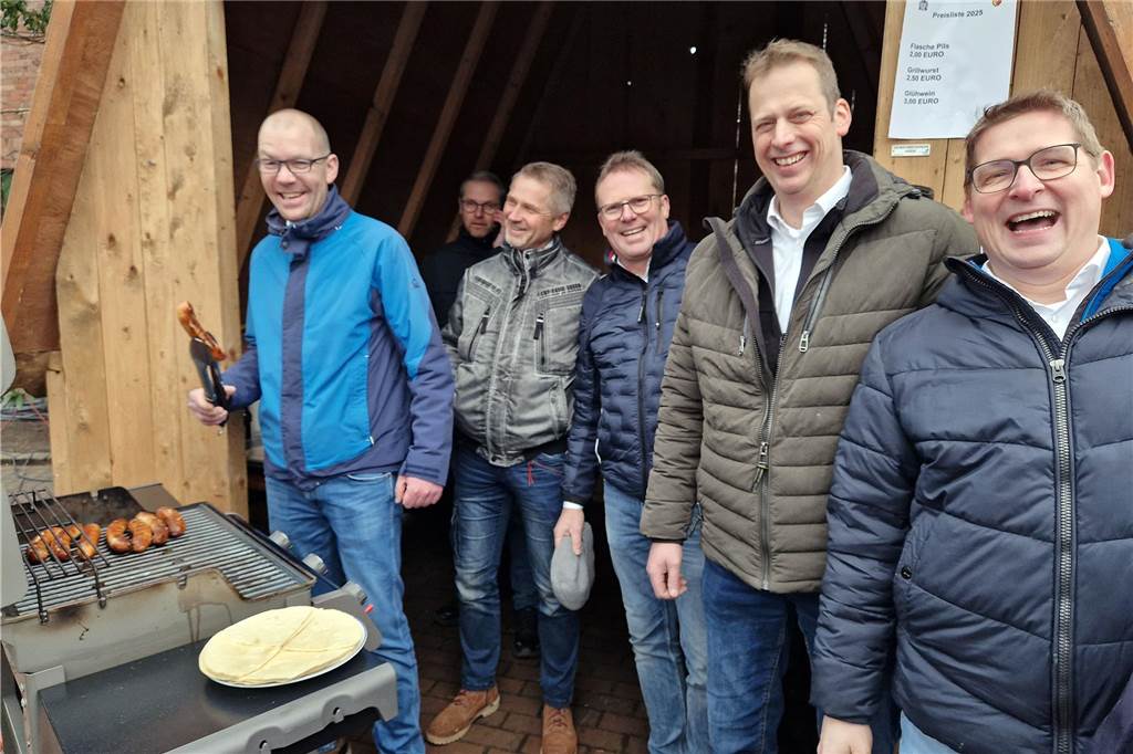 Der Kälte trotzend versammelten sich am Sonntag (12. Januar) viele Heeker auf dem Eppingschen Hof, um dort den Schlöffkenmarkt zu besuchen. Im Anschluss wartete ein gemütliches Beisammensein bei Kaffee und Kuchen.