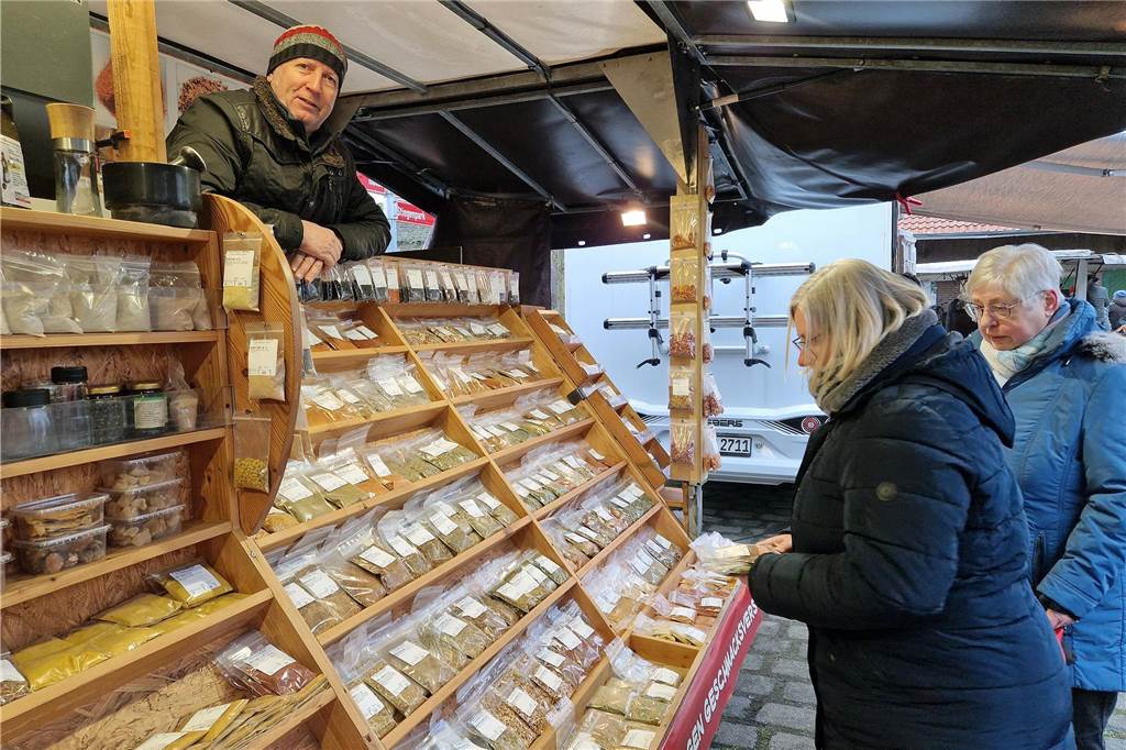 Der Kälte trotzend versammelten sich am Sonntag (12. Januar) viele Heeker auf dem Eppingschen Hof, um dort den Schlöffkenmarkt zu besuchen. Im Anschluss wartete ein gemütliches Beisammensein bei Kaffee und Kuchen.