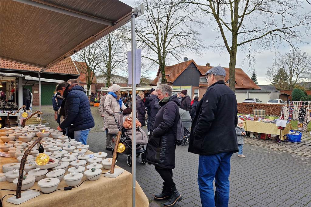 Der Kälte trotzend versammelten sich am Sonntag (12. Januar) viele Heeker auf dem Eppingschen Hof, um dort den Schlöffkenmarkt zu besuchen. Im Anschluss wartete ein gemütliches Beisammensein bei Kaffee und Kuchen.