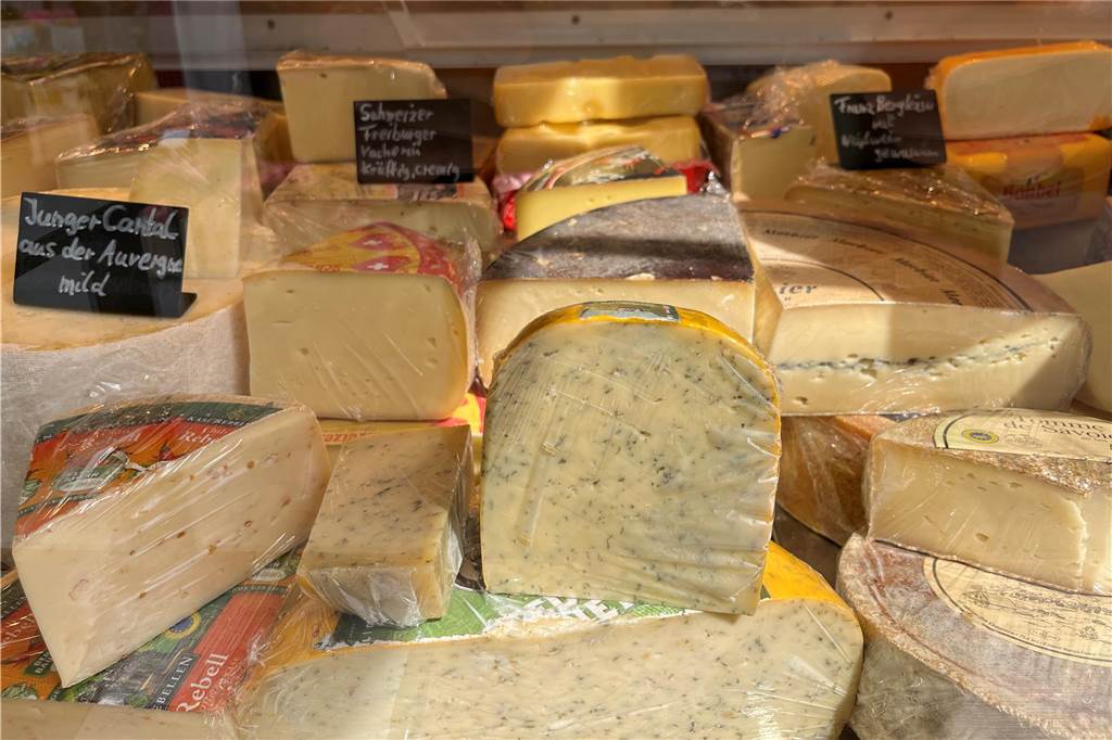 „Alles Käse“: Tanja Bährend (51) kennt das von Kindheit an Ein Blick in die Käsetheke von Tanja Bährend. Kleine und große Stücke liegen beieinander.
