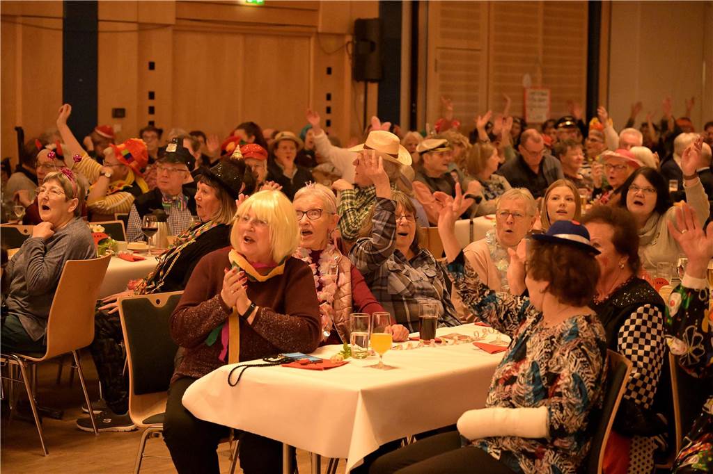 Der Kaffeeklatsch zum Karneval sorgte für gute Stimmung im Publikum.