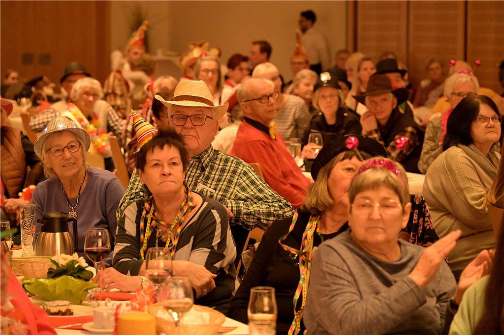 Der Kaffeeklatsch zum Karneval sorgte für gute Stimmung im Publikum.