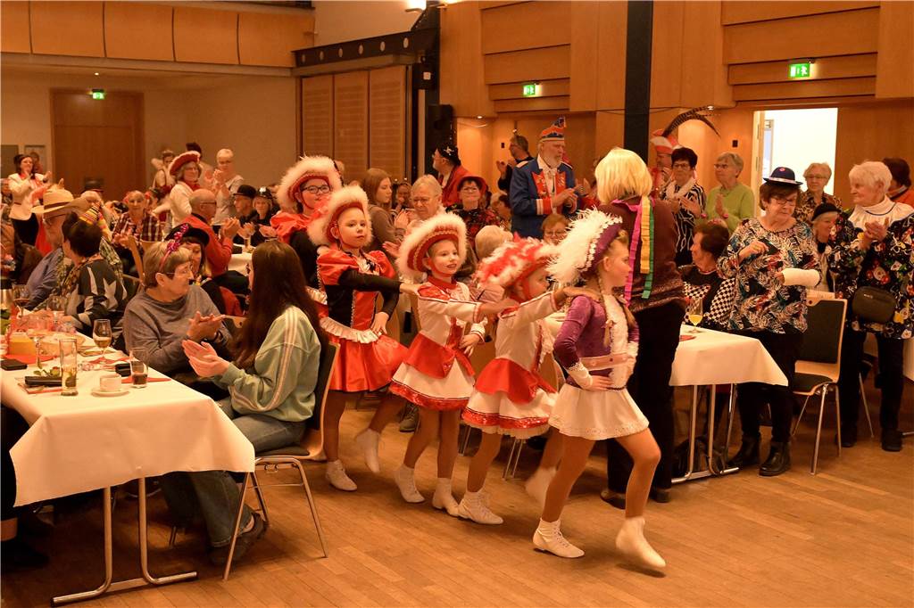 Der Kaffeeklatsch zum Karneval sorgte für gute Stimmung im Publikum.