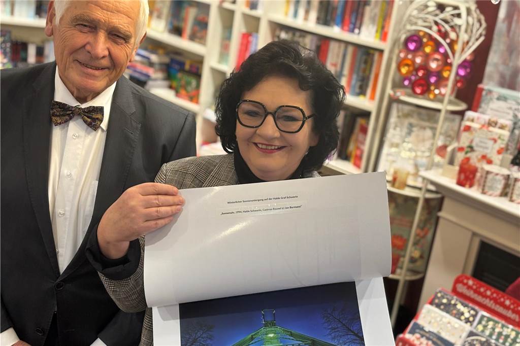 Josef Kalender-Streit: „Das findet überhaupt keinen Rückhalt im Gesetz“ Der Kalender-Streit sorgte nun für einen Besuch von Rechtsanwalt Josef Schneiders in der Castroper Leselust bei Martina Tielker. Sie zeigt die Rückseite des Titelblatts mit dem nachträglich aufgebrachten Urheber-Vermerk und Aufkleber.