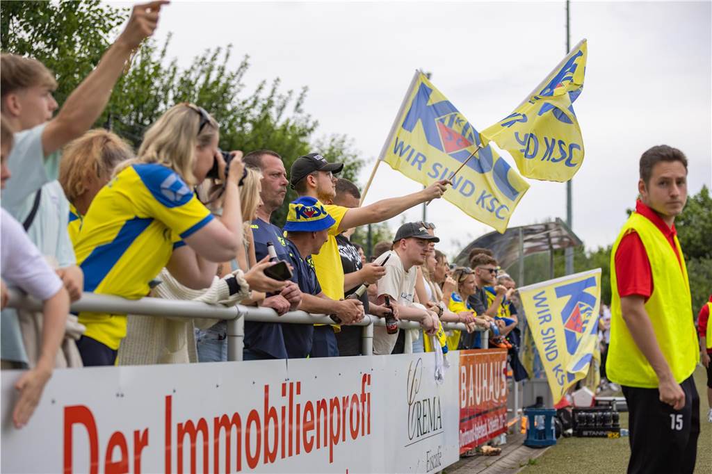 Kamener SC macht das Meisterstück: RW Unna hadert mit dem Schiedsrichter Der Kamener SC war wie gewohnt mit vielen Fans angereist.