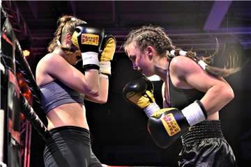 Der Kampf der Dorstenerin Nicole Schäfer (r.) gegen Angi Matea aus Düsseldorf (l.) war einer der Höhepunkte der Dorstener Fight Night 2019.