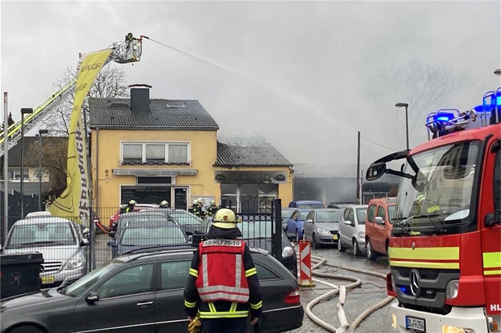 Großbrand im Dortmunder Westen: Autohandel steht lichterloh in Flammen - viele Fotos Der Kampf gegen die Flammen an einer Autowerkstatt in Lütgendortmund lief etwa über zwei Stunden.