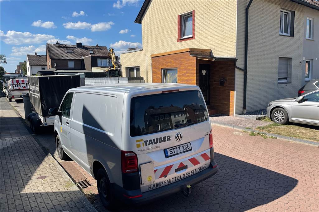 Im Video: Bombe in Castrop-Rauxel wurde erfolgreich entschärft Der Kampfmittelräumdienst wartet an den Aapwiesen in Castrop-Rauxel-Ickern auf seinen Einsatz.