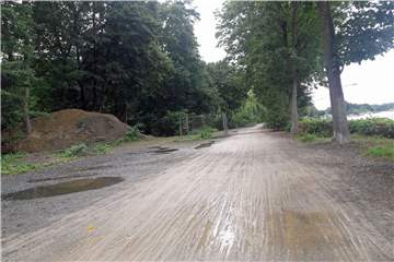 Der Kanaluferweg zwischen den Mercaden und dem Schölzbach ist wahrlich keine Visitenkarte für Dorsten - soll laut Stadt aber nächstes Jahr asphaltiert und neu gestaltet werden.