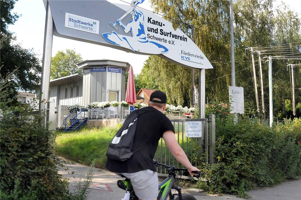 Klimmzüge am Bootshaus - da sind auch die Mitglieder und Gönner des KVS gefragt Der Kanu- und Surf-Verein Schwerte plant, sein Gelände rund ums Bootshaus aufzuwerten.