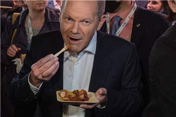Der Kanzler genießt eine Currywurst. Da stehen unsere Jungs auch drauf – und schon wird es schwierig mit der klimafreundlichen Ernährung.