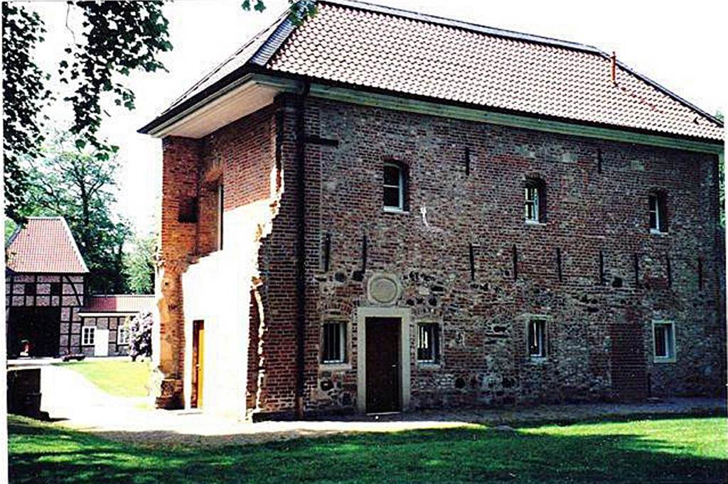 So bekam Sythen sein Schloss zurück und erhielt eine Kulisse für Traumhochzeiten dazu Der Kapellenbau nach der Restaurierung mit Blick auf das Torhaus. Im Obergeschoss befand sich die Wohnung des Hausgeistlichen der gräflichen Familie.