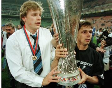 Der Kapitän der Schalker-Eurofighter, Olaf Thon (r.), feiert seinen 50. Geburtstag. Neben ihm: Youri Mulder, mit dem er hier den UEFA-Cup-Sieg 1997 bejubelt.