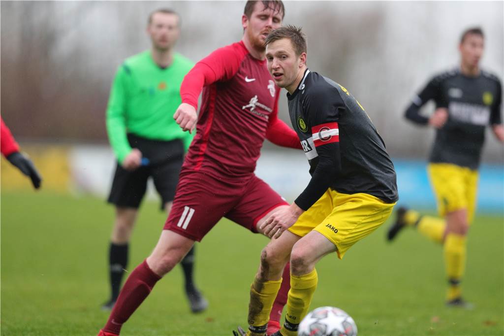 Skurrile Verletzung: Leistungsträger des SC Capelle fällt wochenlang aus Der Kapitän des SC Capelle, Simon Walter (M.), fehlt dem B-Ligisten womöglich beim Rückrundenauftakt gegen die Reserve des FC Nordkirchen.
