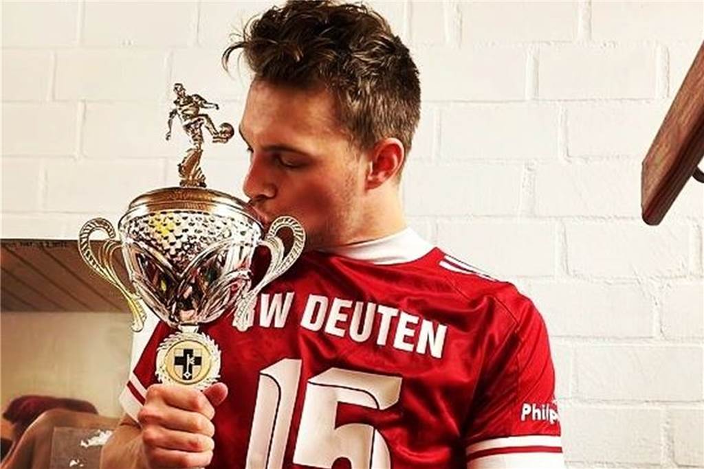 RW Deuten hat erneut Grund zum Feiern: Erste Vertragsverlängerung - und gleich eine wichtige Jonas Goeke küsst Hallenstadtmeister-Pokal 2023