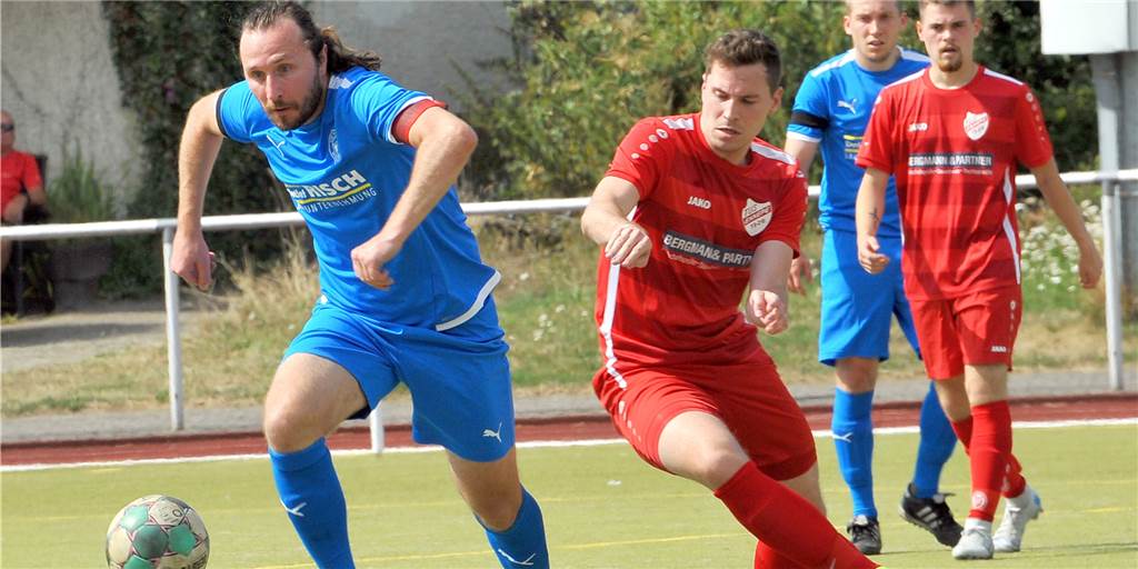 Auf den VfL Schwerte wartet nächster Tabellenführer - auch VfB Westhofen mit Spitzenspiel Westhofens Kapitän Lukas Winczura am Ball.