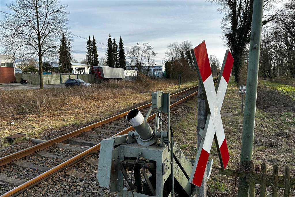 Lkw schrottet Bahnschranke: Nicht zum ersten Mal im Stadtteil Der kaputte Bahnübergang in Wulfen.