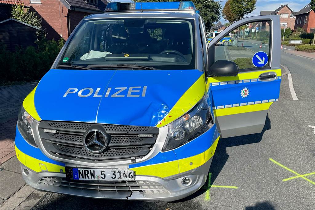 Unfall mit Streifenwagen: Polizei lieferte sich Verfolgungsjagd mit 26-Jährigem Der kaputte Streifenwagen von vorne.