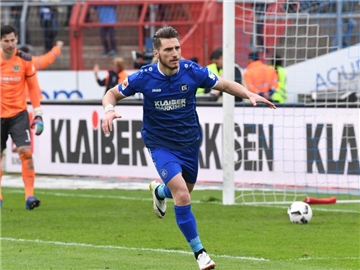 Der Karlsruher Dimitris Diamantakos bejubelt seinen Treffer zum 2:0 gegen Hannover 96. Foto: Uli Deck