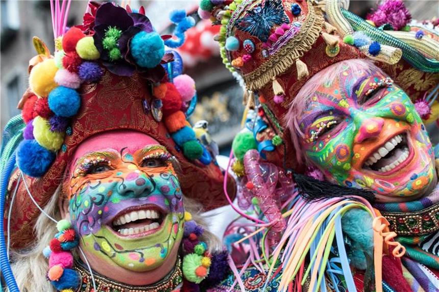 Karneval im Sonnenschein Der Karneval ist bunt und fröhlich. Foto: Federico Gambarini/Archiv