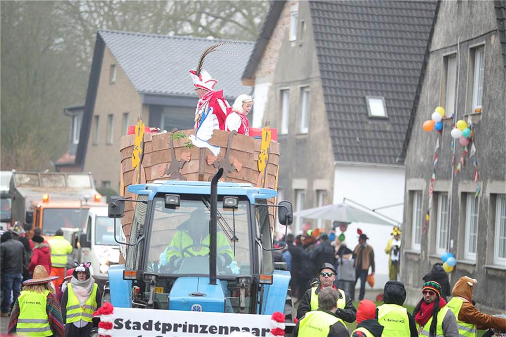 Zwei Partys an Karneval: Kartenkontingent wird langsam knapp Der Karnevalsumzug schlängelt sich am Samstag, 10. Februar, ab 13.11 Uhr durch Selms Straßen. Er endet am Campus Süd, wo sich dann die große Party im Festzelt anschließt.