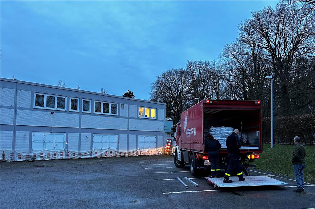 Hoher Lippe-Pegel sorgt für viele Einsatzorte Der Katastrophenschutz liefert Sandsäcke zum Betriebsgelände des RWW-Wasserwerks in Dorsten-Holsterhausen.