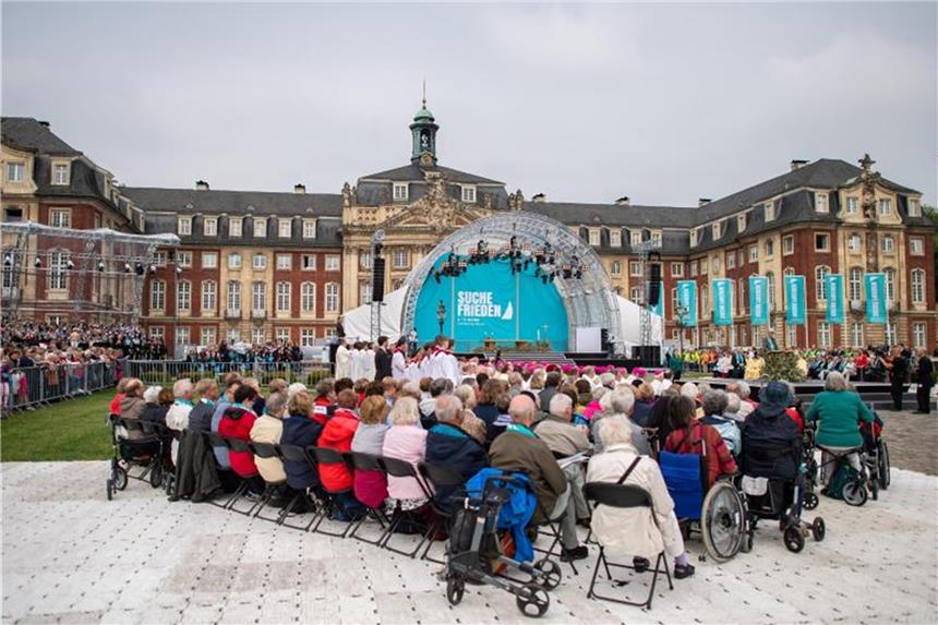 Merkel: Trump „verletzt Vertrauen in internationale Ordnung“ Der Katholikentag ist das größte Laientreffen der katholischen Kirche in Deutschland unter dem Motto „Suche Frieden“. Foto: Guido Kirchner